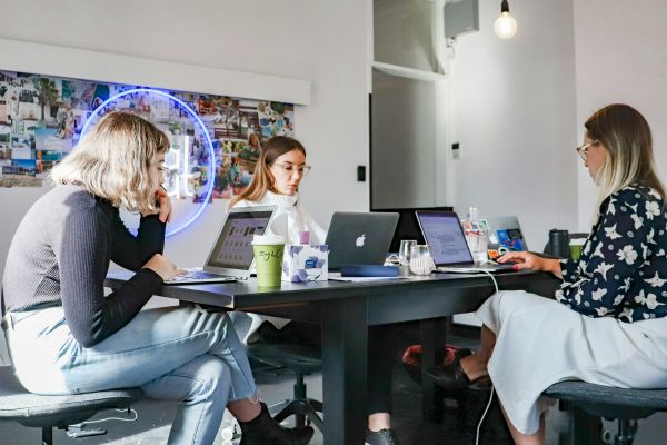 5 raisons de choisir une agence digitale en Suisse pour votre projet